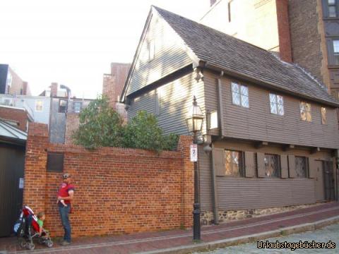 Paul Revere House: Papa (Eno) mit mir im Tuch und Viktor im Wagen vor dem Paul Revere House in Boston,
dem Haus des US-amerikanischen Freiheitskämpfers Paul Revere
(und die Linie zu unseren Füßen ist immer noch der Freedom Trail)