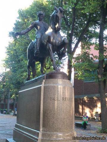 Paul Revere Statue: Mama (Katy) und Viktor auf einer Bank hinter der Paul Revere Statue
(vom Bildhauer Cyrus Dallin aus dem Jahr 1940)
in Bostons ältestem Stadtteil North End