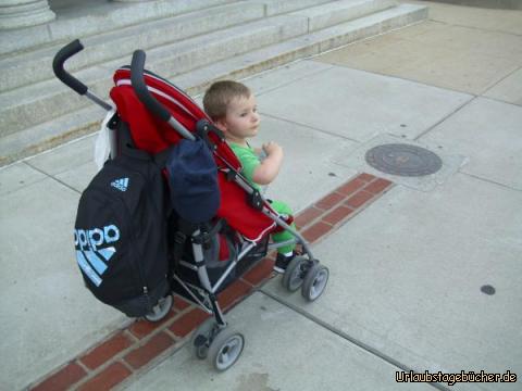 Freedom Trail Ende: Viktor in seinem Wagen am nördlichen Ende des Freedom Trails
direkt vor dem Ausstellungsgebäude des Bunker Hill Monuments