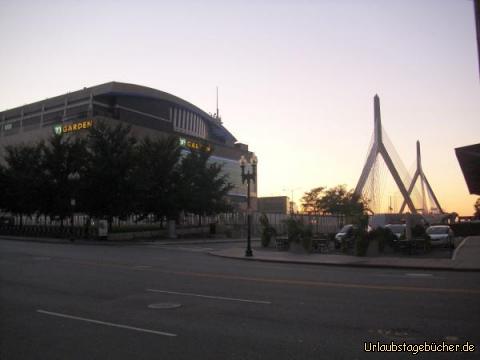 TD Garden und Zakim Bridge: links ist der 1995 eröffnete TD Garden zu sehen,
die sportliche Heimat der Boston Bruins (NHL) und der Boston Celtics (NBA),
und rechts die Pylone der Leonard P. Zakim Bunker Hill Memorial Bridge,
die 2002 fertiggestellte Brücke über den Charles River -
mit insgesamt zehn Fahrstreifen (56 m) die breiteste Schrägseilbrücke der Welt