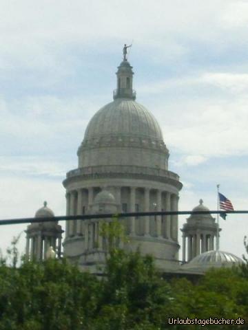 Rhode Island State House: im Vorbeifahren sehen wir das Rhode Island State House in Providence
oder zumindest dessen Kuppel (gekrönt von einer Statue in 85 m höhe),
die immerhin die drittgrößte freitragende Marmorkuppel der Welt ist
(nach dem Petersdom im Vatikan und dem Taj Mahal in Indien)