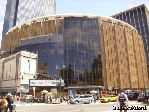 Madison Square Garden: das Erste, was wir von Manhattan sehen, ist der Madison Square Garden,
die nach eigenen Angaben "berühmteste Arena der Welt" (mit bis zu 20.000 Plätzen),
weil sie direkt über der Penn Station gelegen ist, wo wir mit dem Zug ankommen