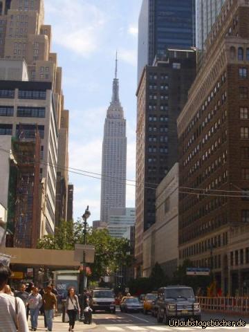 34th Street: durch die Straßenschlucht der 34. Straße sehen wir das Empire State Building,
mit 443 m Höhe von 1931 bis 1972 das höchste Gebäude der Welt