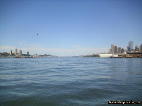 Hudson River: wir fahren in der Mitte des Hudson Rivers (und blicken nach Norden, also flussaufwärts)
und befinden uns somit genau auf der Grenze von New Jersey (links) und New York (rechts)