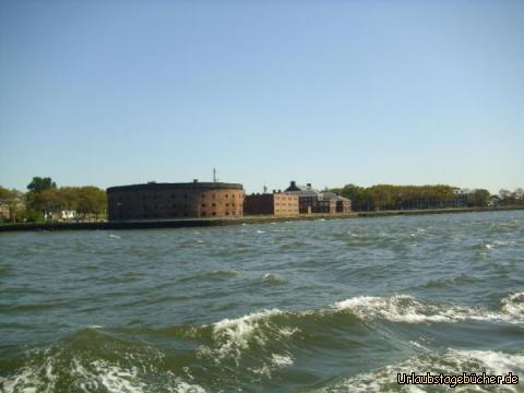 Governors Island: das 1811 fertiggestellte, nahezu kreisrunde Castle Williams
auf Governors Island in der Upper New York Bay