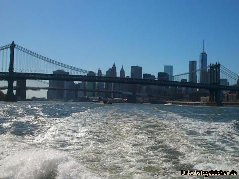 Manhattan Bridge: die 1909 eröffnete 2089 m lange Manhattan Bridge über den East River
vor der Skyline von Manhattan und der Brooklyn Bridge
(und ebenso wie diese verbindet sie Manhattan mit Brooklyn)