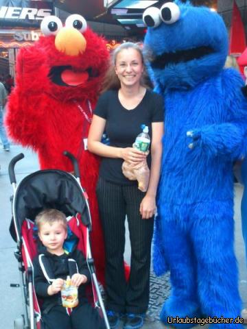 Elmo: kurz vor dem Times Square auf der 42sten Straße
treffen wir auf Viktors großen Liebling Elmo
(aber die riesigen Plüschies machen ihm wohl Angst,
denn er wirkt nicht so richtig glücklich dabei)