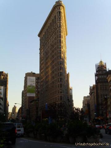 Flatiron Building: das 1902 erbaute und 91 m hohe Flatiron Building
zählt mit seinem keilförmigen Grundriss
heute zu den Wahrzeichen New York Citys
und ist an seiner Schmalseite lediglich 2 m breit