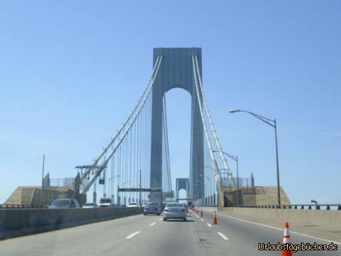 Verrazano Narrows Bridge: die über 200 m hohen Pylonen der Verrazano Narrows Bridge,
die mit einer Länge von insgesamt 1450 m
seit ihrer Fertigstellung im Jahre 1964 bis 1981 die längste Hängebrücke der Welt war
und noch heute die längste der Vereinigten Staaten ist