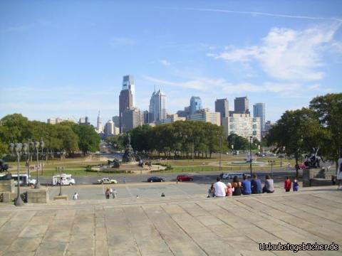 Philadelphia: so blickte auch Sylvester Stallone als Rocky auf Philadelphia:
wir stehen vor dem Museum of Art, zu unseren Füßen die Rocky Steps,
das Eakins Oval und der zur City Hall führende Benjamin Franklin Parkway 
und das alles vor der (zum Film "leicht" veränderten) Skyline von Philadelphia