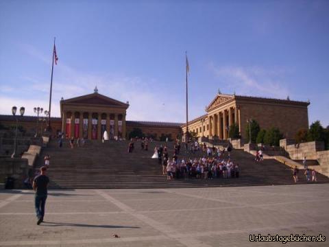 Rocky Steps: Papa (Eno, links vorn) begibt sich auf den Weg,
um die Stufen zum Philadelphia Museum of Art hinauf zu sprinten,
genauso wie Sylvester Stallone im Film Rocky vor 37 Jahren