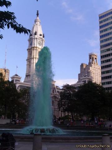 LOVE Park: der grüne Springbrunnen im LOVE Park von Philadelphia
verdeckt (von unserem Standpunkt aus) nicht nur das Rathaus,
sondern auch die Love-Skulptur von Robert Indiana,
die dem Park (offiziell eigentlich JFK Plaza) seinen Namen gab