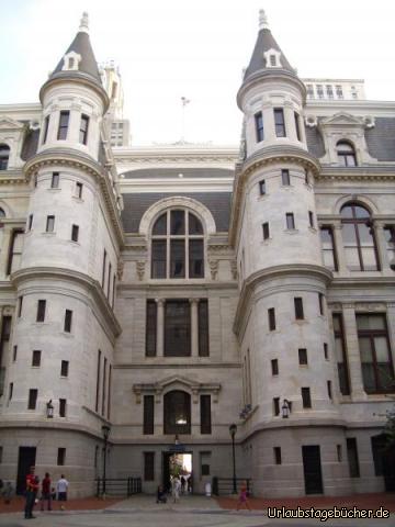 City Hall Innenhof: Papa (Eno, links unten) und ich (im Tuch vor seiner Brust)
im Innenhof der Philadelphia City Hall,
dem 1901 fertiggestellten Rathaus von Philadelphia