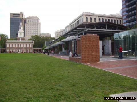 Independence National Historical Park: Papa (Eno, ganz rechts im Bild) spaziert mit Viktor (im Wagen)
und mir (im Tuch) durch den Independence National Historical Park
(und links im Hintergrund sieht man die Independence Hall)