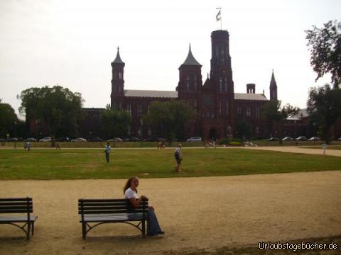 Smithsonian Castle : Mama (Katy) vor dem 1855 fertiggestellten Smithsonian Institution Building,
welches, direkt an der National Mall in Washington, D.C. gelegen,
aufgrund des Baustils den Spitznamen "The Castle" trägt