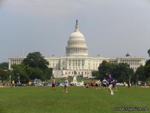 Kapitol Westseite: das 1823 fertiggestellte Kapitol (seit 1863 in heutiger Form)
von der National Mall in Washington, D.C. aus gesehen