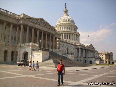 Kapitol Ostseite: Papa (Eno) und ich (im Tuch) vor der Ostseite des Kapitols in  Washington, D.C.,
welches mit 88 m Höhe und 229 m Länge nicht komplett aufs Bild paßt