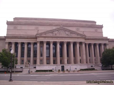 Nationalarchiv: das 1935 eröffnete National Archives and Records Administration
befindet sich zwischen dem Weißen Haus und dem Kapitol in Washington, D.C.
und beherbergt als Nationalarchiv die wichtigsten Dokumente der USA
(u.a. Originalkopien der Unabhängigkeitserklärung, der Verfassung und der Bill of Rights)