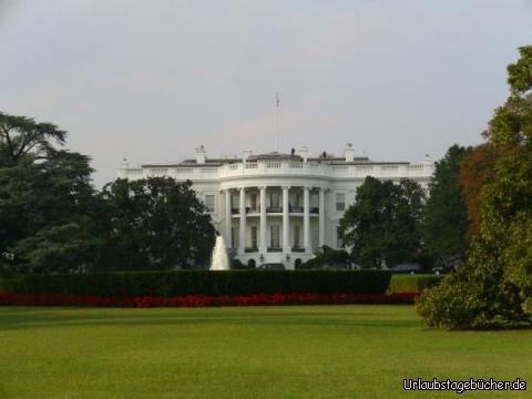 Weißes Haus: das Weiße Haus in Washington, D.C.,
seit 1800 Amtssitz und offizielle Residenz des Präsidenten der Vereinigten Staaten,
ist weiträumig abgesperrt und wir können es nur aus der Ferne sehen