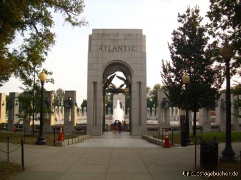 World War II Memorial: das 2004 eingeweihte National World War II Memorial in  Washington, D.C.,
zwischen Washington Monument und dem Reflecting Pool gelegen,
ehrt die 404.800 im Zweiten Weltkrieg gefallenen US-Soldaten