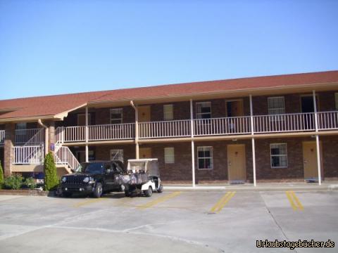 Americas Best Value Inn: unser Jeep vor und Viktor in der Tür unseres Zimmers
im Americas Best Value Inn von Savannah (Georgia)