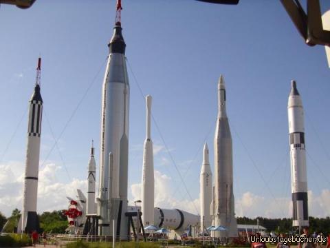 Rocket Garden: im Besucherzentrum des Kennedy Space Centers sehen wir den Rocket Garden
mit Raketen aller Generationen der US-Raumfahrtgeschichte