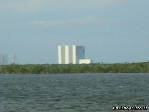 Vehicle Assembly Building: aus der Ferne sehen wir das Vehicle Assembly Building,
in dem das Space Shuttle für den Start vorbereitet wurde
und welches zu den größten Hallenbauten der Erde zählt
sowie mit 139 Metern die höchsten Tore der Welt besitzt
