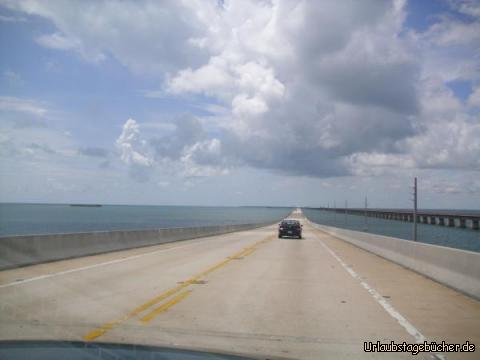 Seven Mile Bridge: wir überqueren die Seven Mile Bridge
(die längsten Brücke des Overseas Highways über die Florida Keys),
welche die Inseln Vaca Key und Bahia Honda
und damit die Lower Keys mit den Middle Keys verbindet