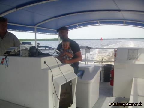 Captain Viktor: in der Coot Bay im Everglades National Park ist viel Platz
und da darf sogar Viktor - unterstützt von Papa (Eno) - mal ans Steuer