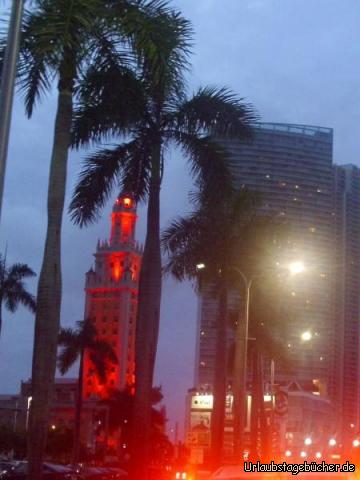 Freedom Tower: auf unserer Fahrt auf dem Highway 1 durch Miami, Florida
kommen wir am rot angeleuchteten, 78 m hohen Freedom Tower vorbei