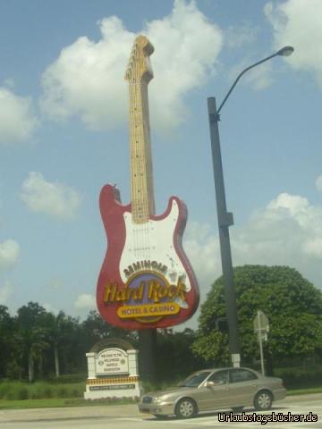 Gitarre: eine riesige Gitarre am Highway weist den Weg zum
Seminole Hard Rock Hotel & Casino - Hollywood, Florida