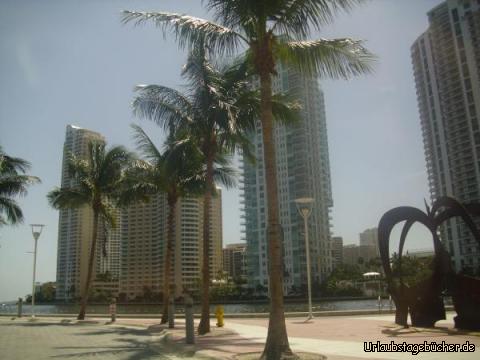Brickell Key: der Blick von Miami Downtown auf die Hochhäuser von Brickell Key,
einer künstlichen Insel vor der Mündung des Miami Rivers in Florida