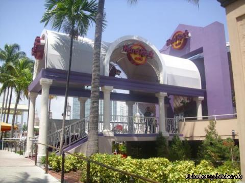 wir vorm Hard Rock Cafe: Papa (Eno), Viktor und ich vor dem Hard Rock Cafe Miami, Florida