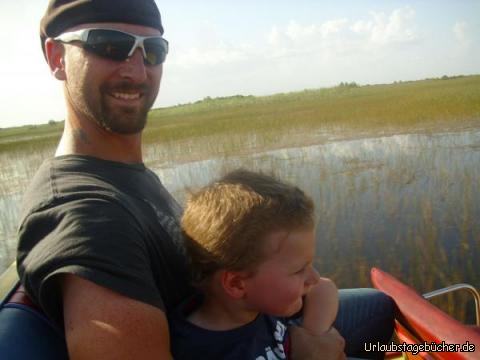 Airboatfahrt: mit Vollspeed geht es auf Armandos Airboat durch die Everglades, Florida
Papa (Eno) und Viktor haben sichtlich Spaß