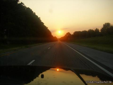 Sonnenuntergang: auf der Interstate 10 im äußersten Westen Floridas
fahren wir der untergehende Sonne entgegen