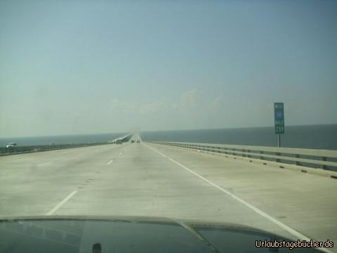 Twin Span Bridge: über den Lake Pontchartrain auf der 8,7 km langen I-10 Twin Span Bridge,
die offiziell Frank Davis "Naturally N'Avlins" Memorial Bridge heißt,
gelangen wir direkt nach New Orleans in Louisiana