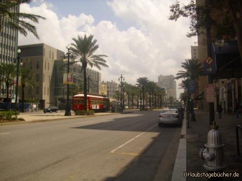 Canal Street: entlang der Canal Street im Zentrum von New Orleans fahren die "Ladies in Red",
Straßenbahnen die auf dieser Strecke bereits erstmals 1861 verkehrten