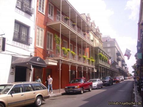 St Louis St: die von Balkonen geprägte Architektur im French Quarter,
wie hier auf der St. Louis Street, ist typisch für New Orleans