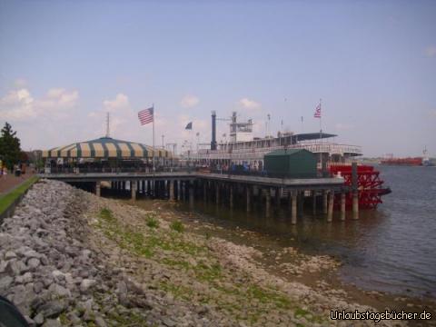 Raddampfer: am Ufer des Woldenberg Park von New Orleans
liegt ein Raddampfer im Mississippi und wartet auf Fahrgäste