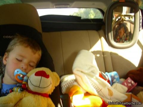 Schlafwagen: nachdem wir New Orleans verlassen haben,
sind Viktor (links) und ich (rechts im Spiegel) so müde,
dass wir unseren Jeep (zumindest zum Teil) zu einem Schlafwagen machen