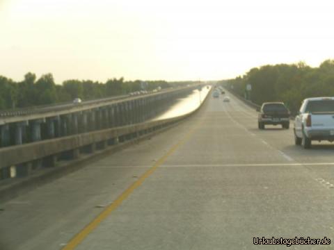 Atchafalaya Swamp Brücke: auf dem Weg von Baton Rouge nach Lafayette (beides in Louisiana)
führt die Interstate 10 auf der fast 30 km langen Atchafalaya Swamp Brücke
(eine der längsten Brücken der Welt) über den Atchafalaya Basin,
dem westlichen Teil des Mississippi-Deltas und größten Sumpf der USA