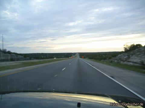 I-10: nach San Antonio in Richtung Westen wird die Interstate 10 noch einsamer,
dafür ist sie mit 80 mph (fast 130 km/h) Höchstgeschwindigkeit
die schnellste Strecke der gesamten Vereinigten Staaten