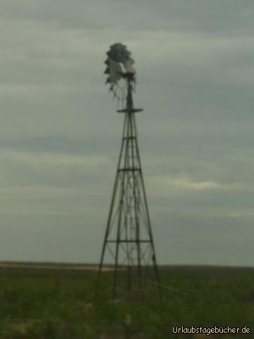 Westernmill: auf unserem Weg von Texas nach New Mexico
fahren wir auch an unzähligen solcher Western-Windrädern vorbei,
die ebenfalls Pumpen (Windpumpen) sind, aber zur Be- und Entwässerung
(entwickelt 1854 von Daniel Halladay zu genau diesem Zweck)
