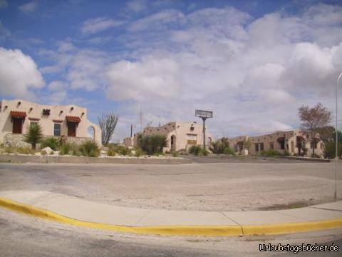 Whites City: den Eingang zum Carlsbad Caverns National Park bildet die "Stadt" Whites City,
die nach dem ersten Erforscher der Höhlen, dem Cowboy Jim White, benannt ist
und welche eine beeindruckende Bevölkerung von 7 Einwohnern zählt