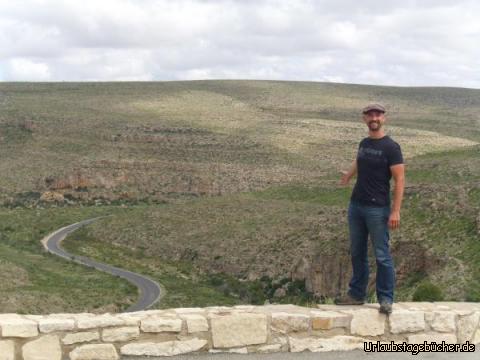 Serpentinen: hier steht Papa (Eno) am Abgrund und zeigt zurück auf die Serpentinen,
die wir auf dem Weg nach oben passieren mussten,
um zum Visitor Center des Carlsbad Caverns National Park (New Mexico) zu gelangen