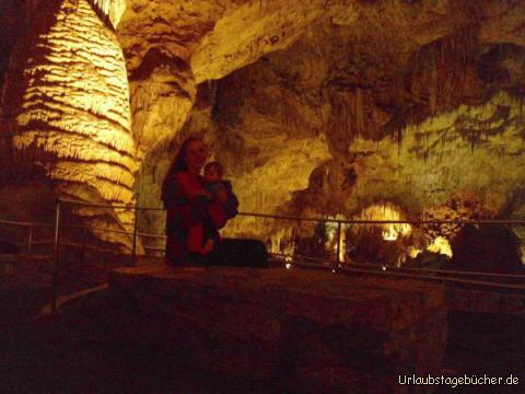 Hall of Gigants: Mama und ich in der Hall of Gigants (auch "Big Room" genannt),
der mit über 30 m² größten Höhle des Carlsbad Caverns National Parks