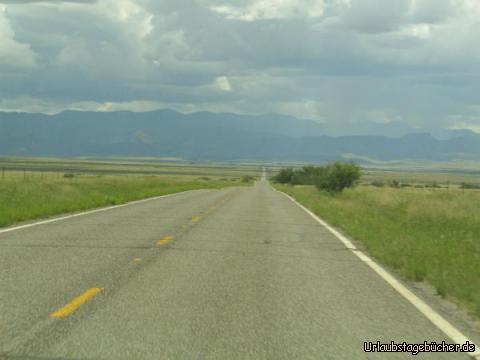 Route 186: die Straße zum Chiricahua National Monument ist nur auf den ersten Blick Kerzengerade,
in Wirklichkeit geht sie die ganze Zeit auf und ab, wie eine Achterbahn,
was Papa (Eno) sehr gefällt, aber Mamas (Katy) empfindlichen Magen ganz und gar nicht