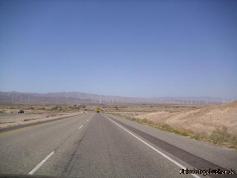 Imperial Valley: auf dem Weg nach Westen durchqueren wir das Imperial Valley,
welches fast komplett unterhalb des Meeresspiegels liegt,
während sich vor uns bereits die fast 2000 m hohen Laguna Mountains erheben