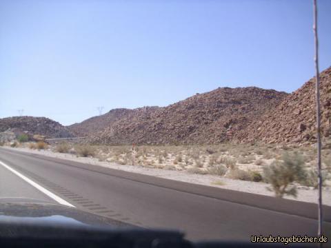 Laguna Mountains: die sehr steile Auffahrt in die Laguna und Cuyamaca Mountains Kaliforniens
führt uns durch eine skurrile Mondlandschaft, deren Berge aussehen
wie absichtlich aufgeschüttete Steinhaufen aus teilweise gigantischen Steinbrocken