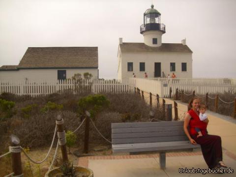 Old Point Loma Lighthouse: Mama (Katy) und ich (im Tuch) vor dem 1855 erbauten alten Leuchtturm
auf der höchsten Erhebung (128 m) von Point Loma,
einer Halbinsel vor der Bucht von San Diego